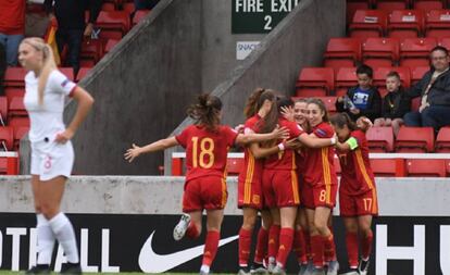 La selección celebra el tanto de Olga Carmona ante Inglaterra.