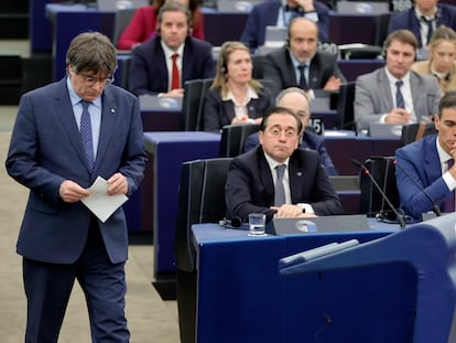 Carles Puigdemont durante un pleno del Parlamento Europeo en Estrasburgo, con la presencia de Pedro Sánchez.