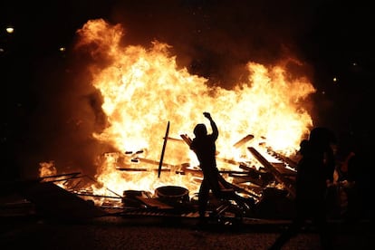 Miles de manifestantes, miembros del movimiento transversal conocido como chalecos amarillos contra el alza del precio de los combustibles y la pérdida del poder adquisitivo en Francia, se movilizan este sábado en el centro de París tras varios días de protestas en el resto del territorio, con la intención de presionar aún más al Gobierno. En la imagen, policía antidisturbio carga contra los manifestantes.