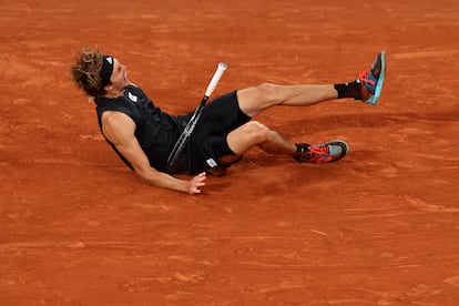 Alexander Zverev abandona tras lesionarse en el segundo ‘set’ cuando iba empatado a seis con Rafael Nadal y se disponía a jugar el ‘tie break’. El español ganó la primera manga. En la imagen, momento en el que el alemán se tuerce el tobillo.