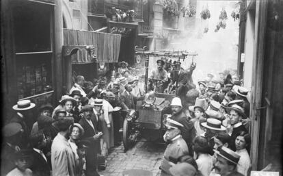 Bendición de un coche de bomberos en la fiesta de San Cristobal en Barcelona (1913).