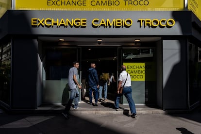 Usuarios hacen fila en casa de cambio en Buenos Aires, Argentina.