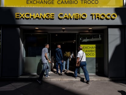 Usuarios hacen fila en casa de cambio en Buenos Aires, Argentina.
