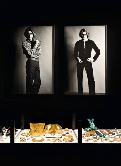 Retratos de Saint Laurent expuestos junto a algunas de las joyas de su colección.