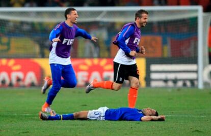 Khalid Boularouz y Rafael van der Vaart celebran la victoria en cuartos ante Brasil.