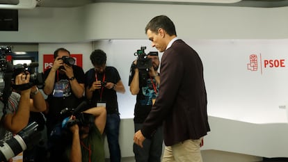 Pedro Sánchez, abandona la rueda de prensa en la que ha anunciado su dimisión, tras la votación del Comité Ejecutivo Federal del PSOE, el 1 de octubre de 2016.
