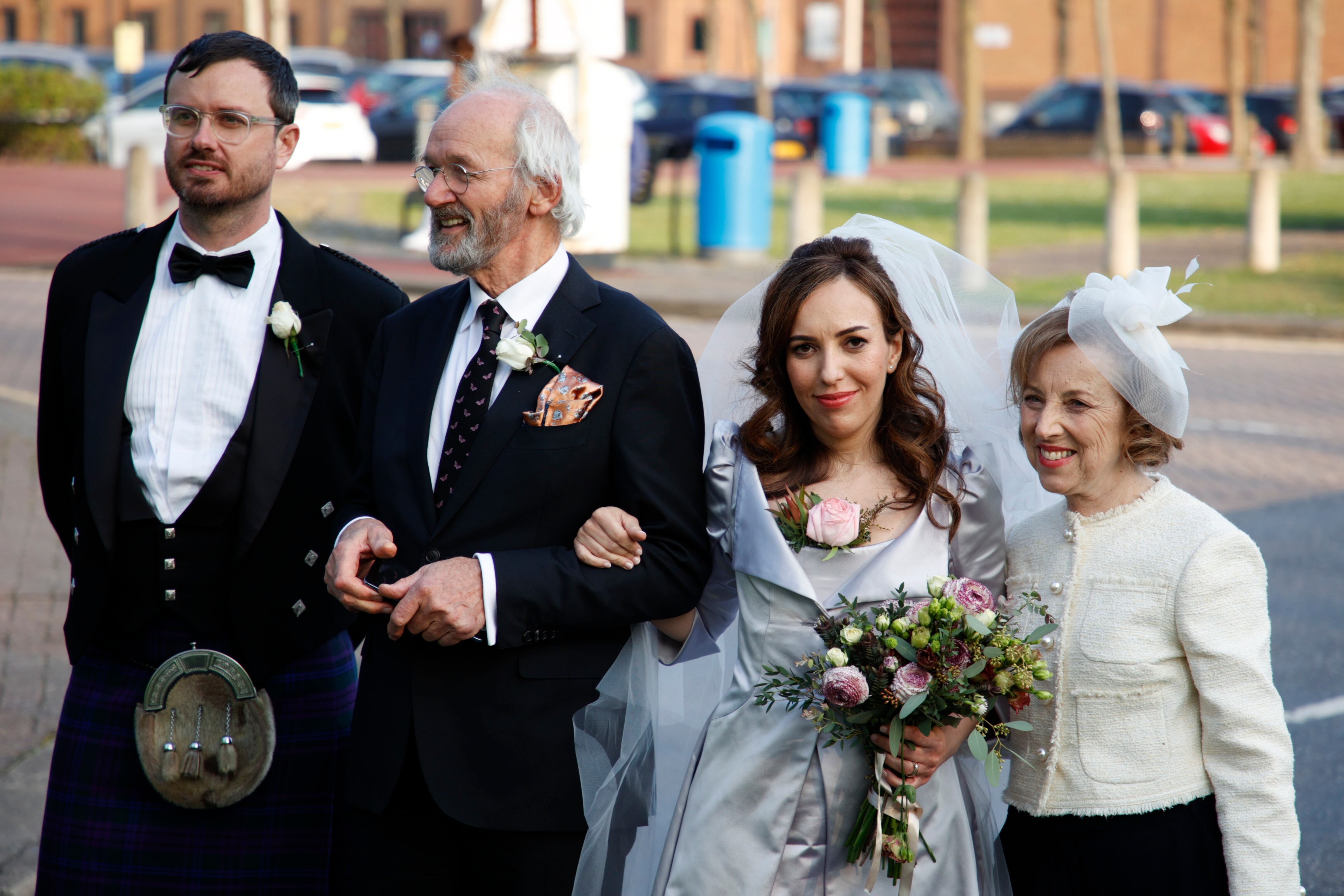 Stella Moris con su madre y con el padre (John) y el hermano de Assange, Gabriel, a las puertas de la salida de la cárcel donde contrajeron matrimonio.