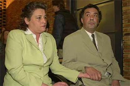 Marc Bauduin, en compañía de su esposa, durante el juicio celebrado en Dijon.