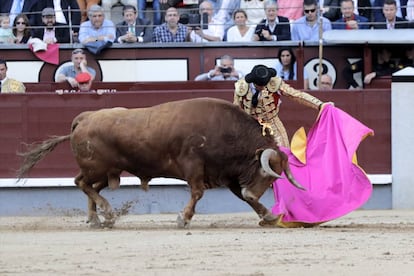 Juan José Padilla torea en la Feria de San Isidro de 2016, en Las Ventas.