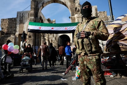 Un miembro de las fuerzas de seguridad siria monta guardia durante la oracin del viernes, este viernes en Damasco.