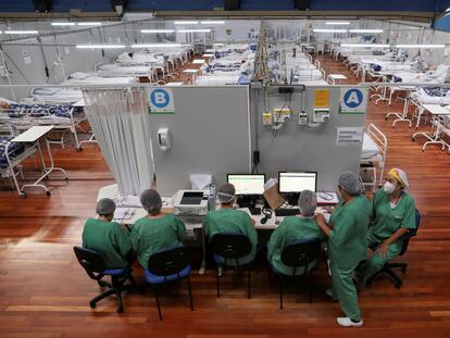 Enfermeras en un hospital montado en un gimnasio de São Paulo, esta Nochevieja.