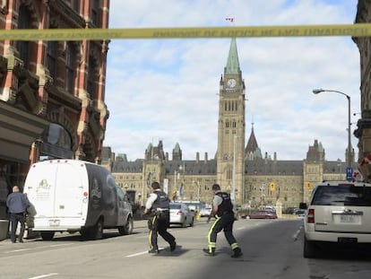 Agents de policia davant del Parlament, a Ottawa.