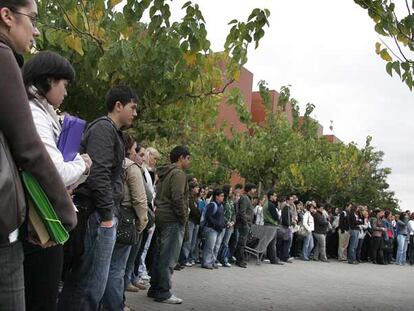 Alumnos, profesores y el equipo de gobierno de la Universitat de València despidieron ayer en el campus de Tarongers al estudiante de Derecho Daniel Oliver.