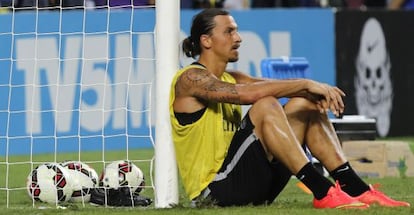 Ibrahimovic descansa en una sesión con el PSG.