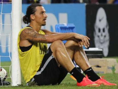 Ibrahimovic descansa en una sesión con el PSG.