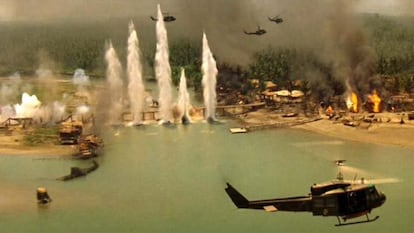 La aparición de los helicópteros estadounidenses, con la 'Cabalgata de las valquirias' de fondo, es una de las secuencias más conocidas de 'Apocalypse now', dirigida en 1979 por Francis Ford Coppola.