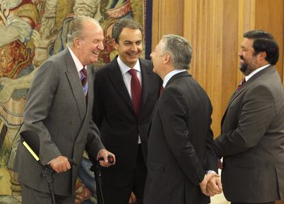 El Rey, apoyado en unas muletas, bromea con José Blanco, José Luis Rodríguez Zapatero y Francisco Caamaño en La Zarzuela.