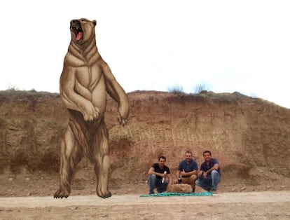 Reconstrução do 'Arctotherium angustidens' ao lado de seus descobridores.