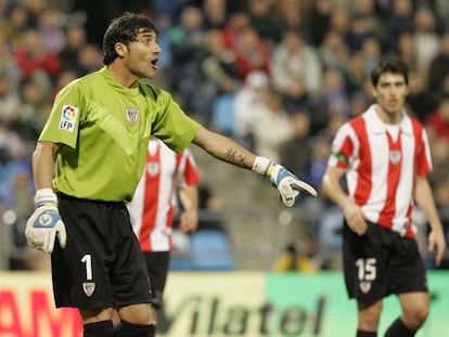 Armando da instrucciones a los defensas del Athletic.