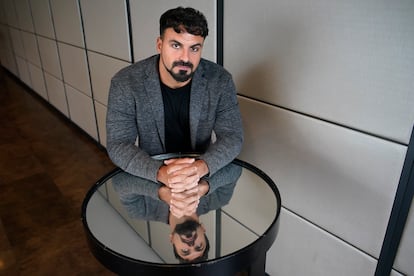 El buzo de rescate Eduardo Blasco posa en un hotel en Madrid. 