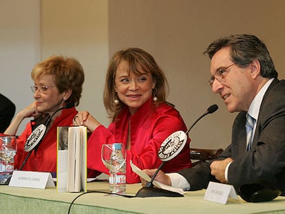 Karmentxu Marín sonríe entre María Teresa Fernández de la Vega e Iñaki Gabilondo.