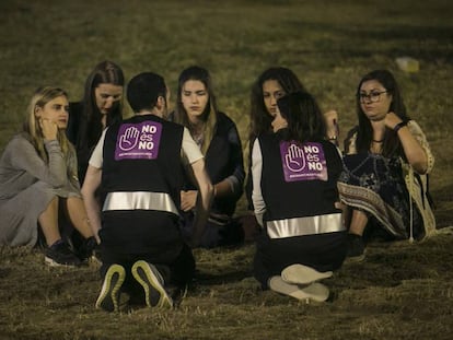 Un par de &lsquo;brigadistas antimachistas&rsquo; charlan con unas j&oacute;venes en la Barceloneta