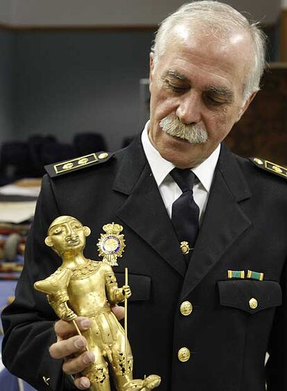 El comisario Antonio Tenorio, con una estatuilla de oro.