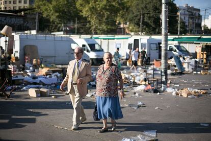 Una pareja pasea por el mercado poco antes del cierre.