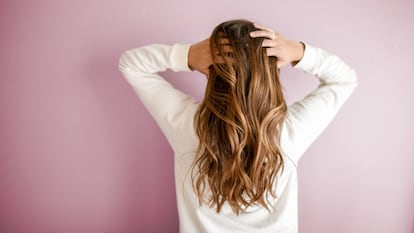 Elegir un producto para cabellos secos es esencial para recuperar el brillo y la suavidad perdidas.