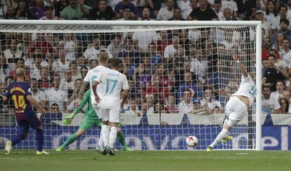 Benzema marca el segundo gol al Barcelona.
