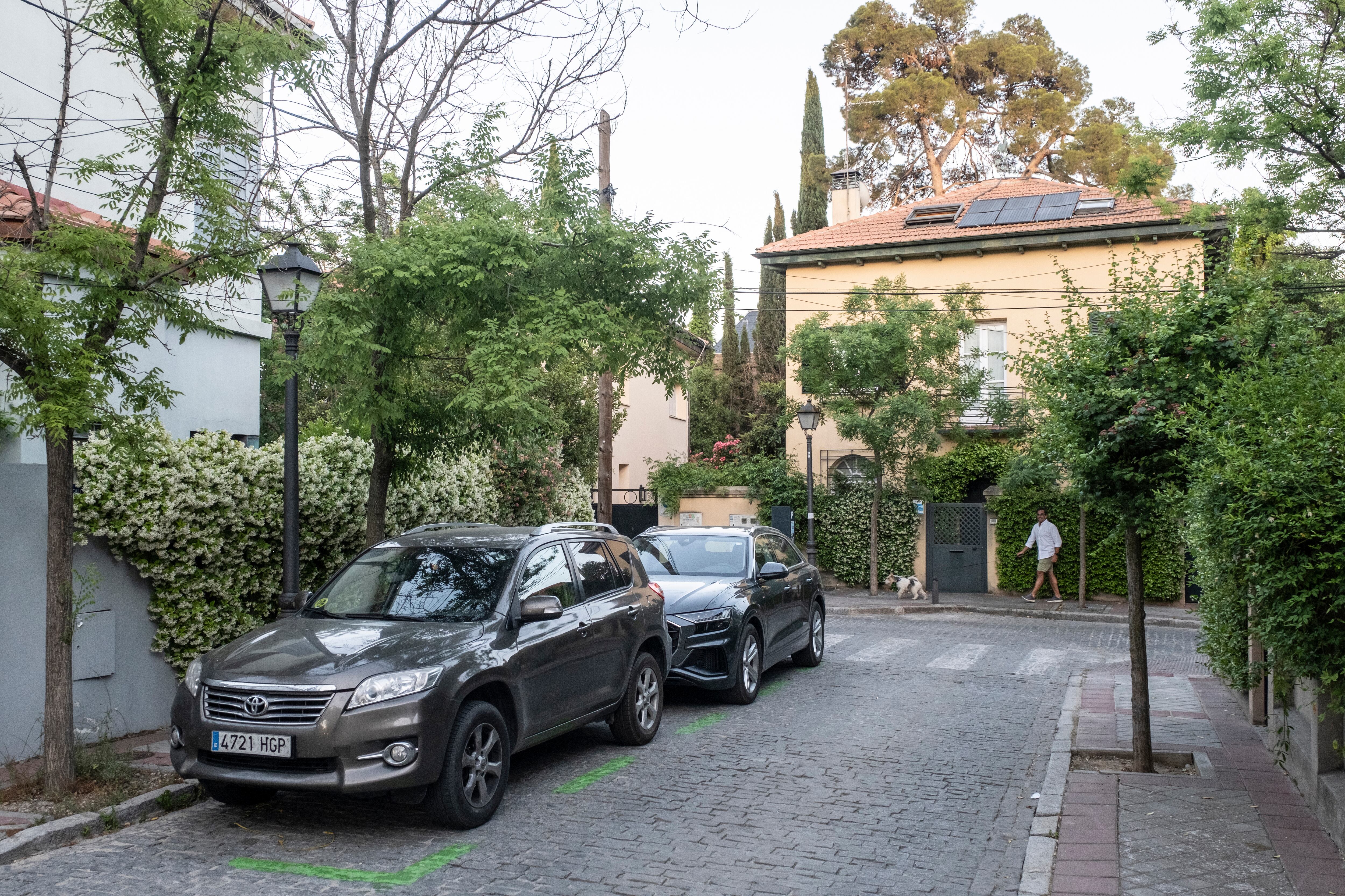 Un hombre pasea por una calle de la colonia Albéniz.