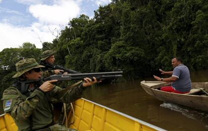 Un buscador de oro es detenido por agentes de la Agencia ambiental de Brasil sobre el río Uraricoera durante una operación contra la minería ilegal de oro en tierras indígenas, en el corazón de la selva amazónica.    