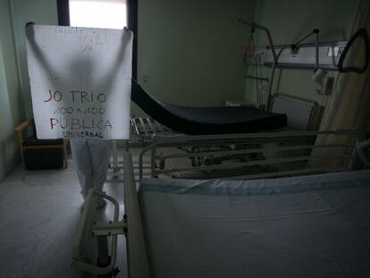 Un treballador de l'hospital Vall d'Hebron protesta contra el tancament de llits.
