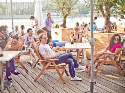 Terraza de verano de Oliva Beach, una playa artificial junto al río Moscova.