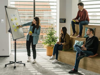 Empleados de Adevinta en sus oficinas.