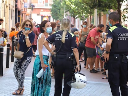 16-9-2020. Barcelona. Peticiones de la escuela Dovela de cortes de calle o cesion de espacios por el tema del Covid-19 en las entradas y salidas . La directora del colegio con la policia municipal.