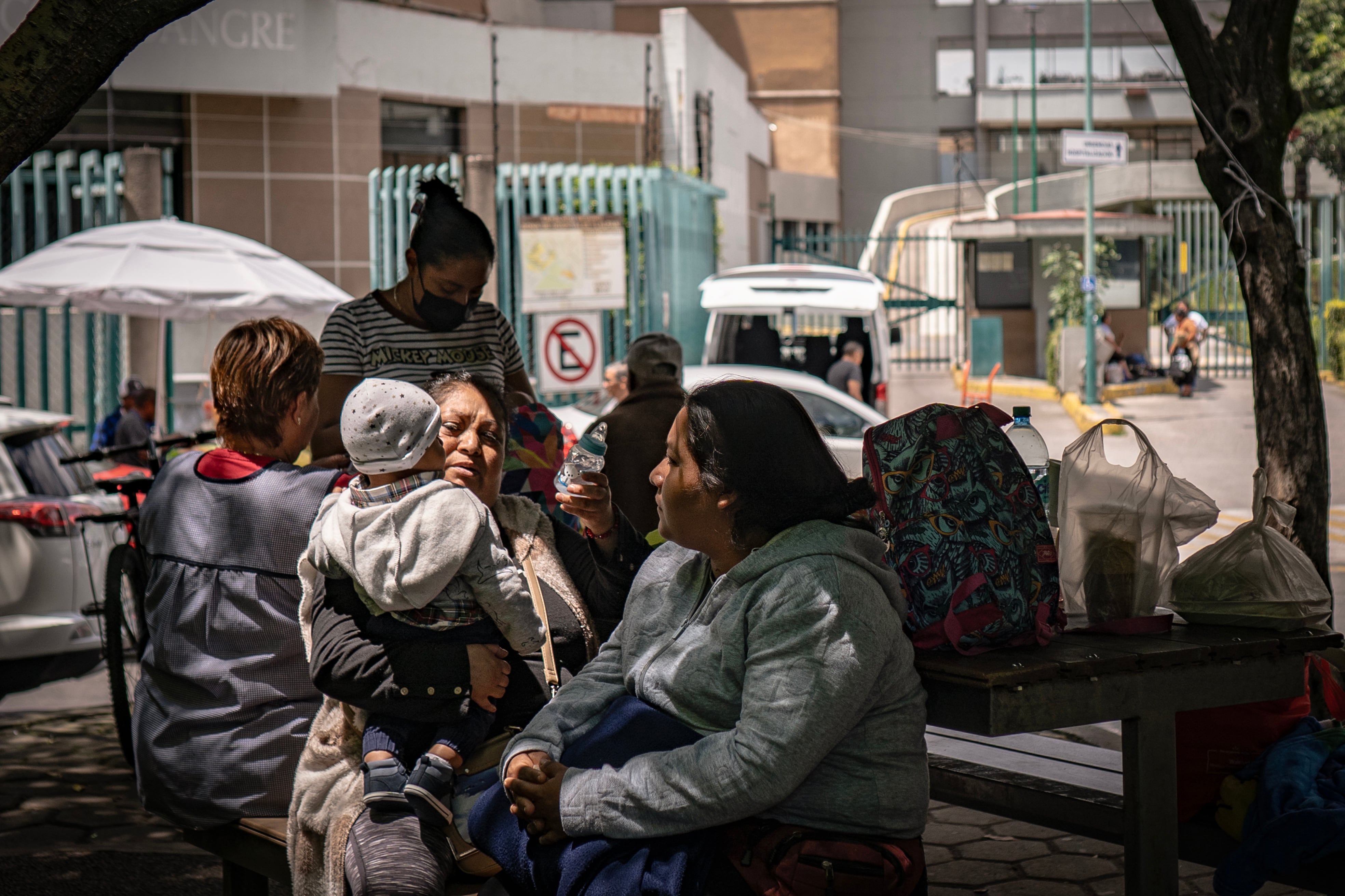 Familiares de pacientes al exterior del Instituto Nacional de Cardiología Ignacio Chávez.
