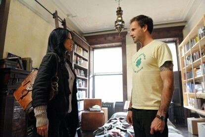 Lucy Liu (doctora Watson) y Jonny Lee Miller (Sherlock Holmes), en la serie 'Elementary'.
