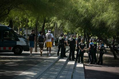 Despliegue policial el lunes en el paseo Joan de Borbó. 