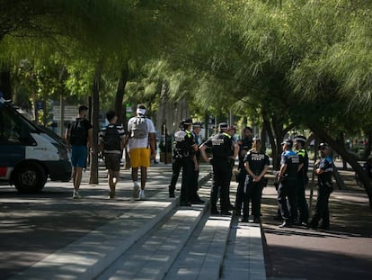 Despliegue policial el lunes en el paseo Joan de Borbó. 