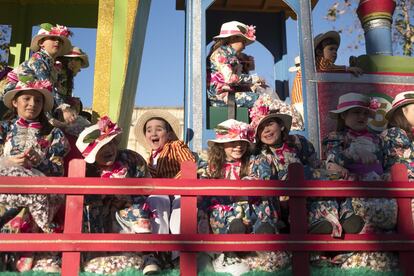 Los niños muestran la ilusión que les produce el momento en una de las carrozas de la cabalgata de Sevilla.