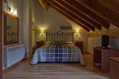 Interior de una habitación del hotel Roca Blanca, en Espot (Lleida).