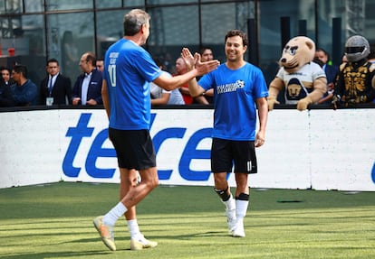 Checo Pérez saluda al empresario Arturo Elías Ayub durante un partido amistoso en Plaza Carso, en Ciudad de México.