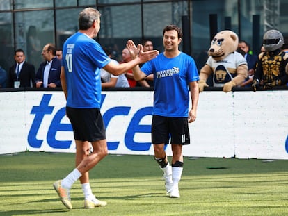 Checo Pérez saluda al empresario Arturo Elías Ayub durante un partido amistoso en Plaza Carso, en Ciudad de México.