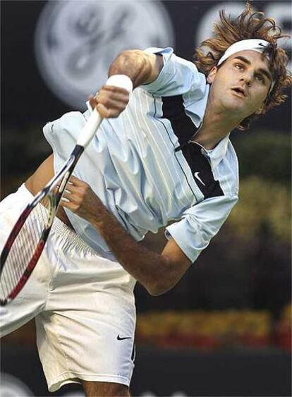 Federer golpea la pelota