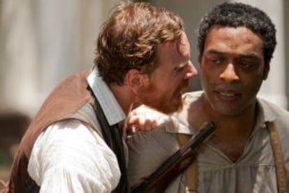 Michael Fassbender y Chiwetel Ejiofor, en la película.