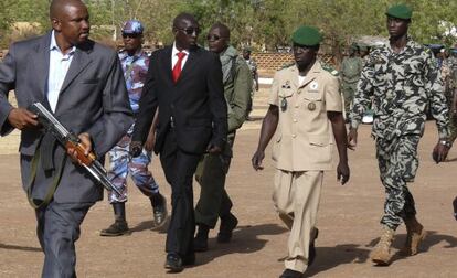 El líder golpista, Amadou Sanogo (2-dcha), en un campamento militar.