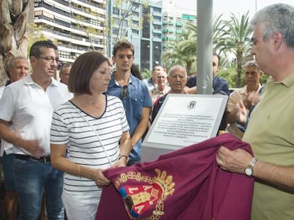 Los familiares de Miquel Grau en el homenaje del Ayuntamiento de Alicante.