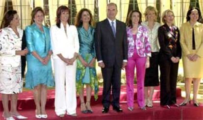 Manuel Chaves posa junto a las ocho mujeres que componen el nuevo Gobierno andaluz, el primer gobierno de comunidad autónoma española con más mujeres que hombres.