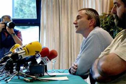 Los portavoces de la ilegalizada Batasuna Joseba Permach (i) y Joseba Alvarez durante la rueda de prensa ofrecida en San Sebastián.